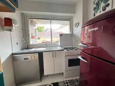 Cuisine ou kitchenette dans l'établissement Grand appartement avec balcon et parking gratuit sur place