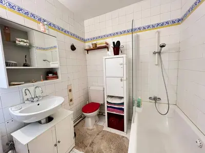 Salle de bains dans l'établissement Grand appartement avec balcon et parking gratuit sur place