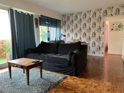 Coin salon dans l'établissement Grand appartement avec balcon et parking gratuit sur place