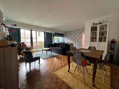 Coin salon dans l'établissement Grand appartement avec balcon et parking gratuit sur place