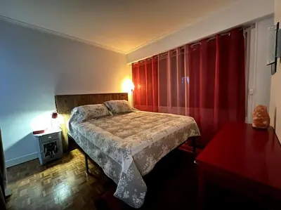 Un ou plusieurs lits dans un hébergement de l'établissement Grand appartement avec balcon et parking gratuit sur place