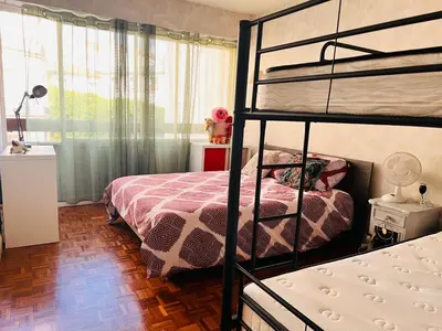 Un ou plusieurs lits dans un hébergement de l'établissement Grand appartement avec balcon et parking gratuit sur place