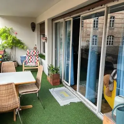 Grand appartement avec balcon et parking gratuit sur place