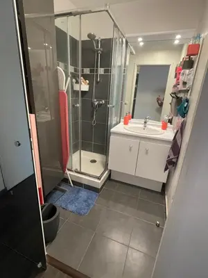 Salle de bains dans l'établissement F4 lumineux proche du stade de France