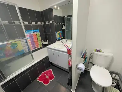 Salle de bains dans l'établissement F4 lumineux proche du stade de France