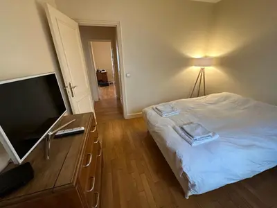 Télévision ou salle de divertissement dans l'établissement 70 sqm apartment in 75008 Paris