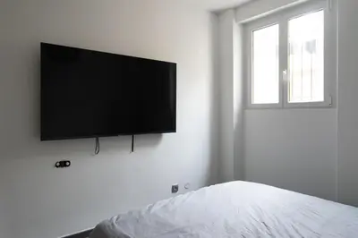 Télévision ou salle de divertissement dans l'établissement Appartement spacieux et confortable à Paris 17ème