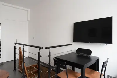 Télévision ou salle de divertissement dans l'établissement Appartement spacieux et confortable à Paris 17ème