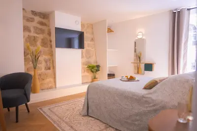 Télévision ou salle de divertissement dans l'établissement Le M. Musée du vin - l'appartement