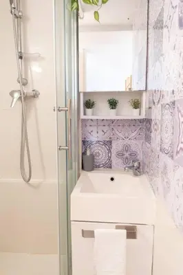Salle de bains dans l'établissement Duplex Parisien charmant en face métro13