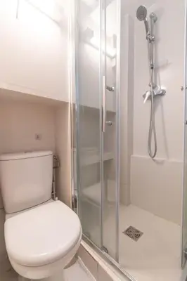Salle de bains dans l'établissement Duplex Parisien charmant en face métro13