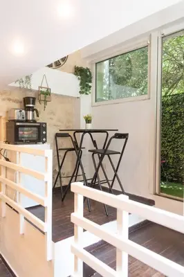Cuisine ou kitchenette dans l'établissement Duplex Parisien charmant en face métro13