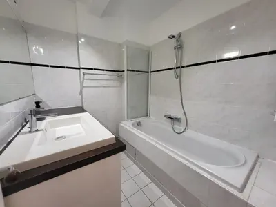 Salle de bains dans l'établissement Spacious and comfortable apartment - Perfect for families & friends - near public transportation