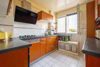 Cuisine ou kitchenette dans l'établissement Spacious and comfortable apartment - Perfect for families & friends - near public transportation