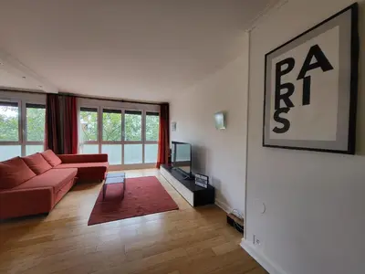 Télévision ou salle de divertissement dans l'établissement Spacious and comfortable apartment - Perfect for families & friends - near public transportation