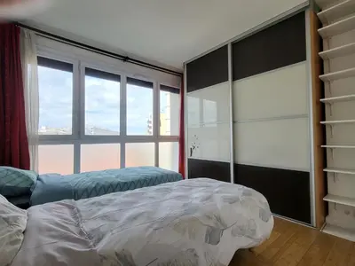 Un ou plusieurs lits dans un hébergement de l'établissement Spacious and comfortable apartment - Perfect for families & friends - near public transportation