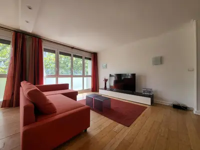 Télévision ou salle de divertissement dans l'établissement Spacious and comfortable apartment - Perfect for families & friends - near public transportation