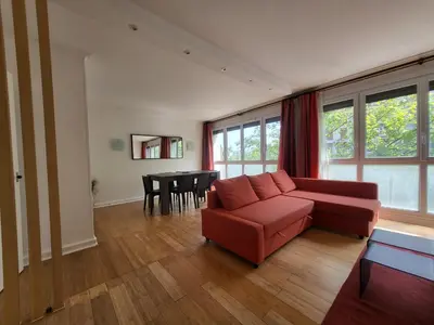 Coin salon dans l'établissement Spacious and comfortable apartment - Perfect for families & friends - near public transportation