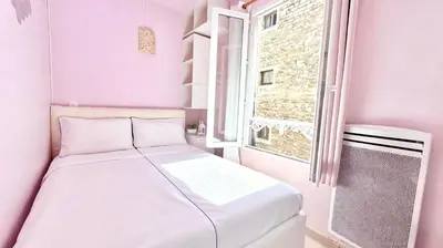 Un ou plusieurs lits dans un hébergement de l'établissement Pink Warm Studio near Arc de Triomphe