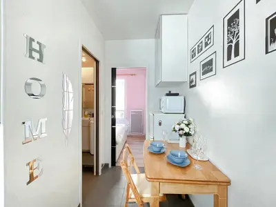 Cuisine ou kitchenette dans l'établissement Pink Warm Studio near Arc de Triomphe