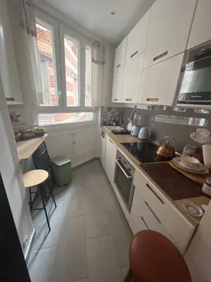 Cuisine ou kitchenette dans l'établissement Belle chambre à Montmartre