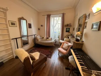 Coin salon dans l'établissement Belle chambre à Montmartre
