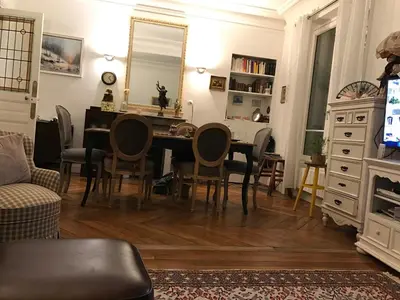 Télévision ou salle de divertissement dans l'établissement Belle chambre à Montmartre
