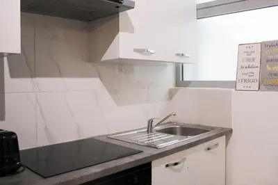 Cuisine ou kitchenette dans l'établissement Appartement chaleureux - proche Montmartre