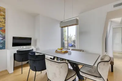 Télévision ou salle de divertissement dans l'établissement Luxury Penthouse with A/C Terrace & View-Le Marais