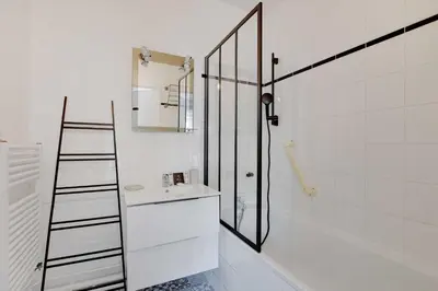 Salle de bains dans l'établissement Cosy apartment & balcony -1BR 4P- Levallois-Perret