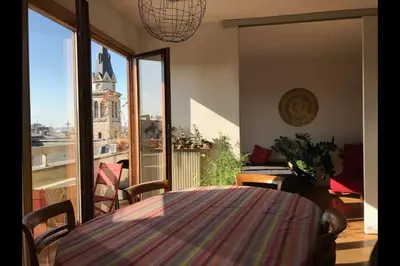 Un ou plusieurs lits dans un hébergement de l'établissement Le charme de Montmartre à ciel ouvert