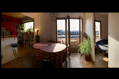 Coin salon dans l'établissement Le charme de Montmartre à ciel ouvert