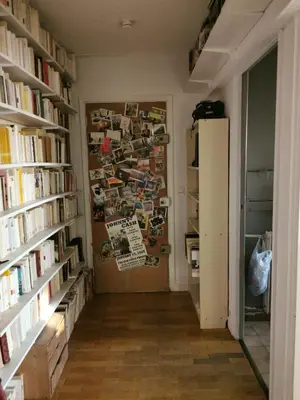 Bibliothèque dans l'appartement
