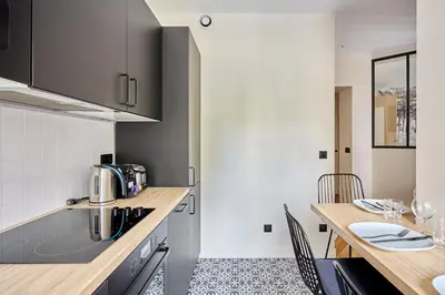 Cuisine ou kitchenette dans l'établissement Apartment Invalide by Studio prestige