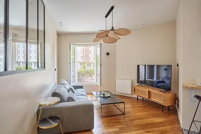 Télévision ou salle de divertissement dans l'établissement Apartment Invalide by Studio prestige