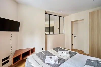 Un ou plusieurs lits dans un hébergement de l'établissement Apartment Invalide by Studio prestige