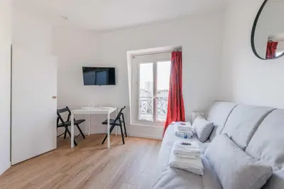 Télévision ou salle de divertissement dans l'établissement Studio confortable - 2P - Proche Nation