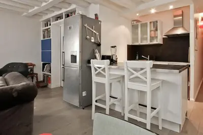 Cuisine ou kitchenette dans l'établissement Charming apartment in LE MARAIS