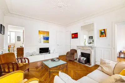 Télévision ou salle de divertissement dans l'établissement GuestReady - Appartement Parisien dans le 10ème