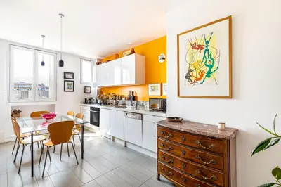 Cuisine ou kitchenette dans l'établissement GuestReady - Appartement Parisien dans le 10ème