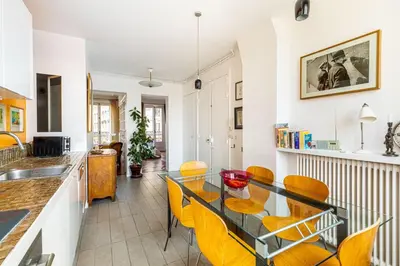 Cuisine ou kitchenette dans l'établissement GuestReady - Appartement Parisien dans le 10ème