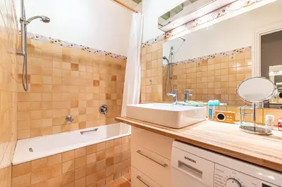 Salle de bains dans l'établissement GuestReady - Parisian bliss near the Louvre Museum