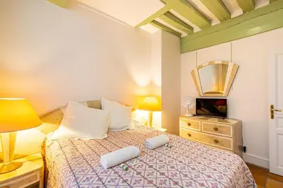 Un ou plusieurs lits dans un hébergement de l'établissement GuestReady - Parisian bliss near the Louvre Museum