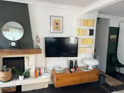 Télévision ou salle de divertissement dans l'établissement chambre privée dans superbe appartement parisien !