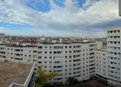 Vue générale sur Paris ou vue de la ville depuis l'appartement