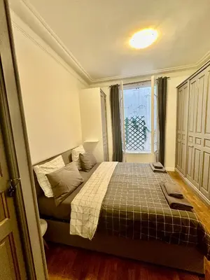 Un ou plusieurs lits dans un hébergement de l'établissement Charming 2 Bedroom with Huge Private Terrace