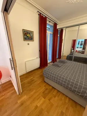 Un ou plusieurs lits dans un hébergement de l'établissement Charming 2 Bedroom with Huge Private Terrace