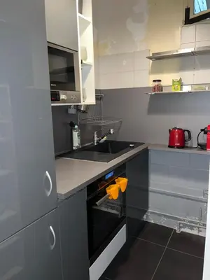 Cuisine ou kitchenette dans l'établissement Charming 2 Bedroom with Huge Private Terrace