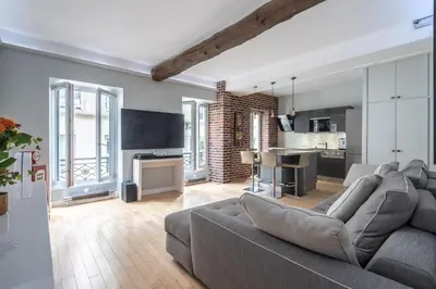 Télévision ou salle de divertissement dans l'établissement Cosy central place Paris