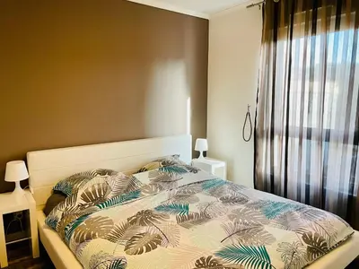 Un ou plusieurs lits dans un hébergement de l'établissement Spacious Cozy Apartment close Paris & Flea Market at St Ouen
